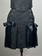 Load image into Gallery viewer, Black Floral Pleated Mini